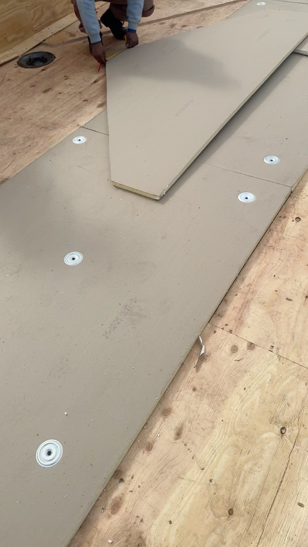 Pre-install layout and insulation on a flat roof